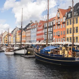 دانمارک، شادترین کشور دنیا | IR4T | کشوری کوچک در شمال اروپا است که در اغلب تصاویر آن خانه‌های رنگارنگ که بی‌شباهت به خانه‌های لگویی نیس...