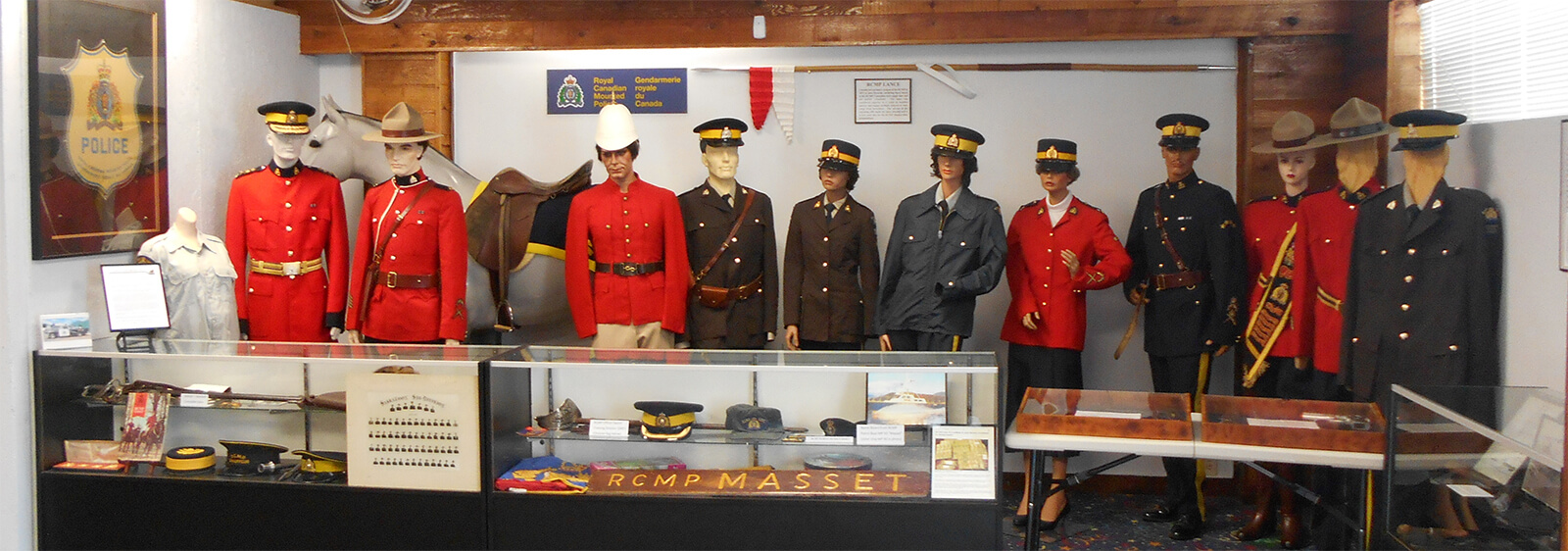 لباس افسران پلیس کانادا | تور لاکچری کانادا به همراه ویزای توریستی