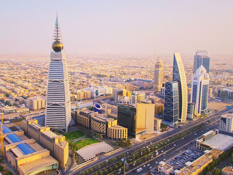تصویر ریاض شهری با ترکیبی از بافت قدیمی و مدرن در مرکز عربستان